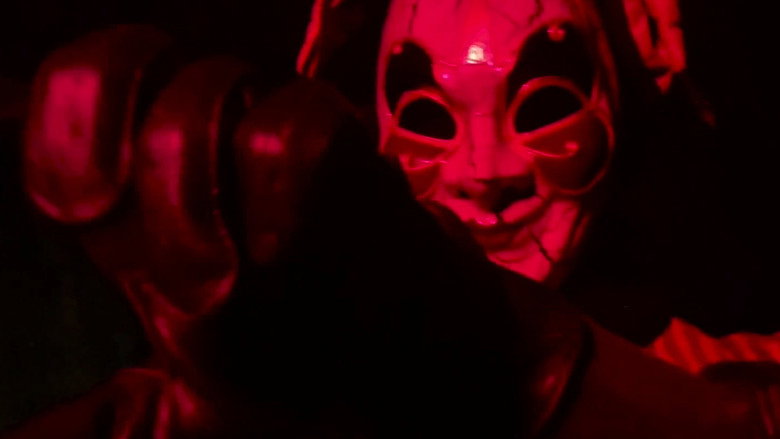 кадр из фильма The Knife Wore Perfume