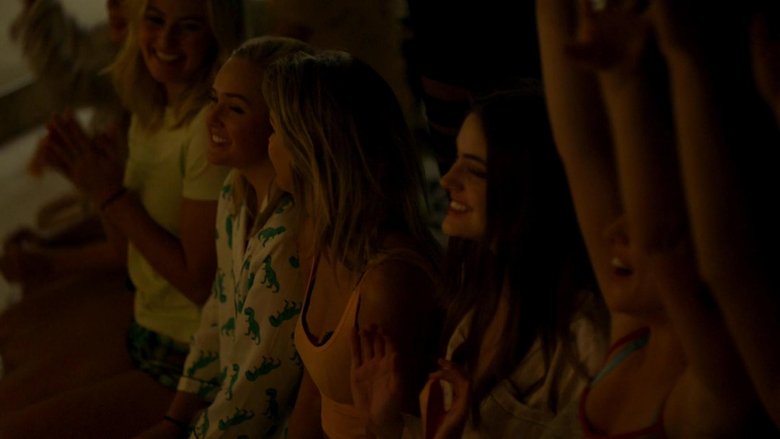 кадр из фильма Сообщество