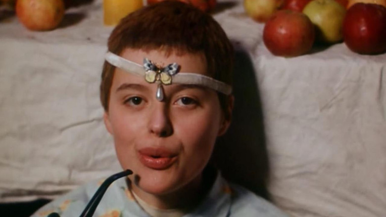 кадр из фильма Птички, сироты и блаженные