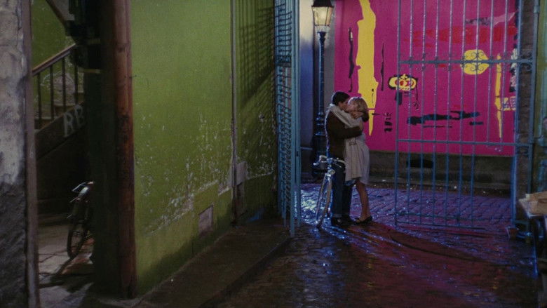 кадр из фильма Шербурские зонтики