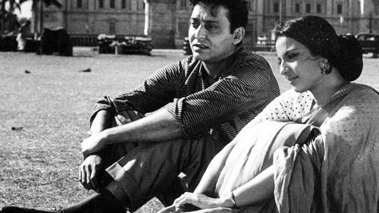 кадр из фильма তিন ভুবনের পারে