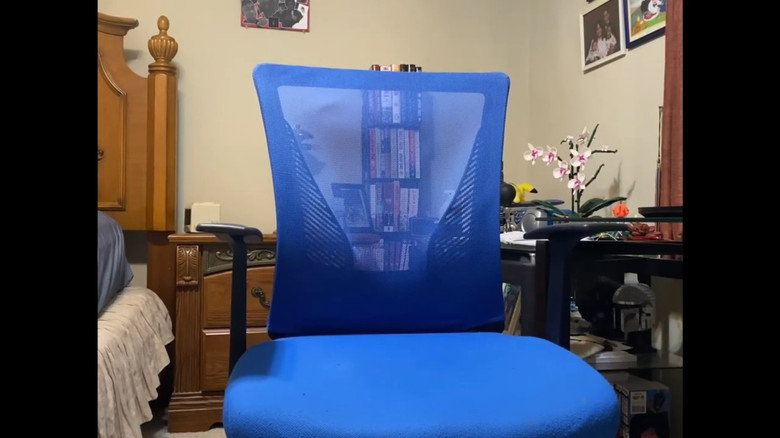 кадр из фильма The Random Chair Event