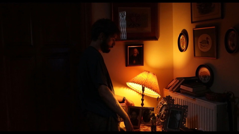 кадр из фильма Ένα