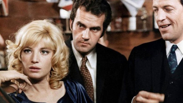 кадр из фильма Алая женщина