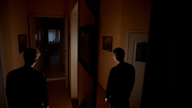 кадр из фильма FAKE