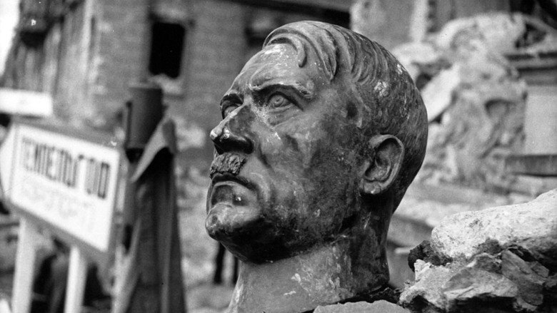 кадр из фильма Le Mystère de la mort d'Hitler