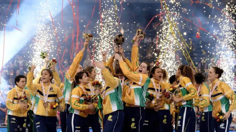 кадр из фильма Meninas de Ouro