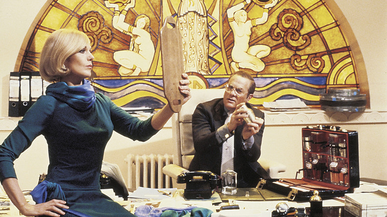 кадр из фильма Зеркало треснуло