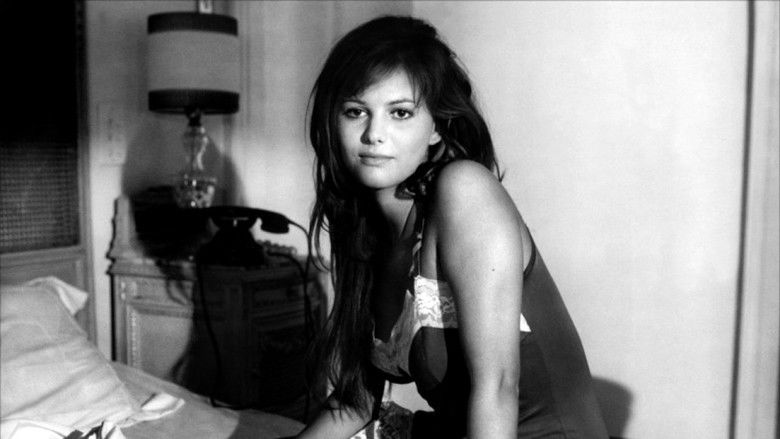 кадр из фильма Девушка с чемоданом