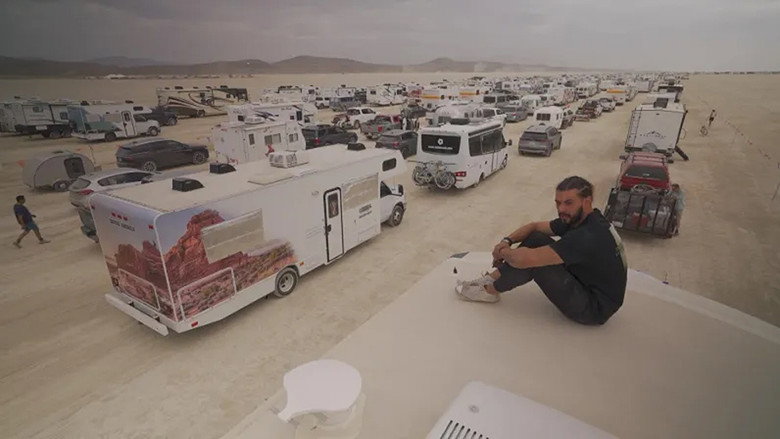 кадр из фильма Burning Man, le désert de tous les possibles
