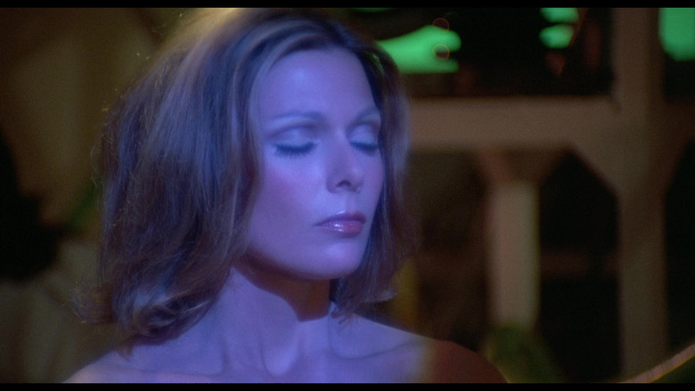 кадр из фильма Вторжение девушек-пчел