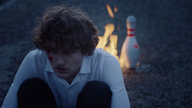 кадр из фильма BOWLING