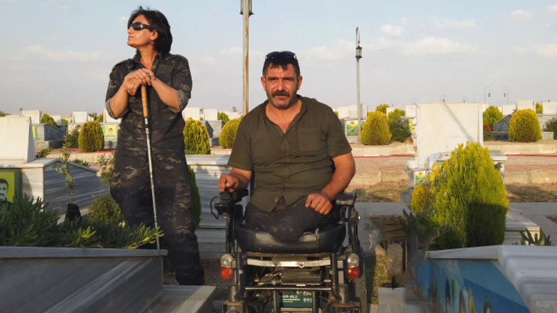 кадр из фильма De levande döda i Rojava