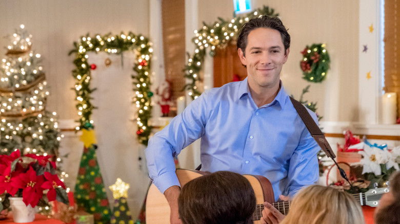 кадр из фильма A Joyous Christmas