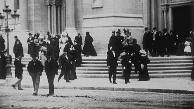 кадр из фильма Nîmes, sortie de l'église