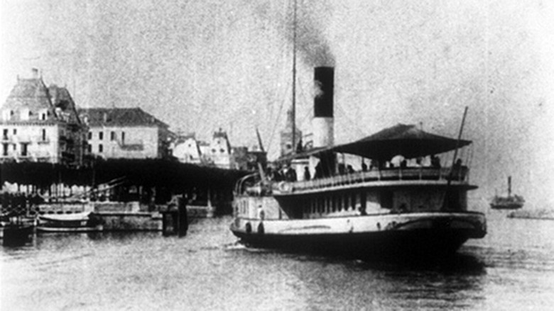 кадр из фильма Evian : arrivée d’un bateau