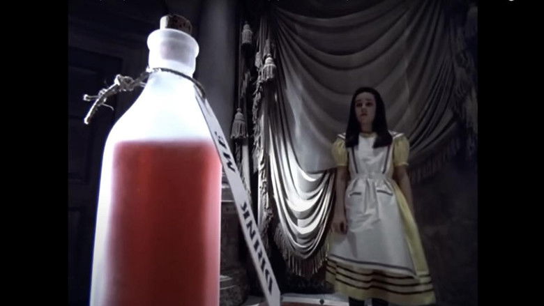 кадр из фильма Алиса в стране чудес