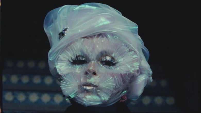 кадр из фильма Weird