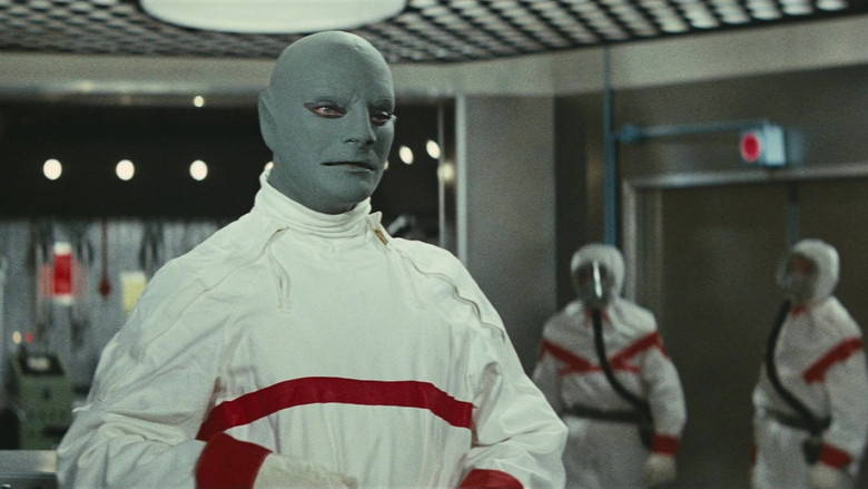 кадр из фильма Фантомас разбушевался