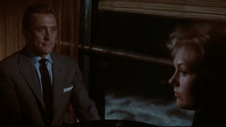 кадр из фильма Мы незнакомы, когда встречаемся