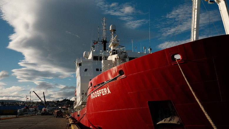 кадр из фильма Антарктида