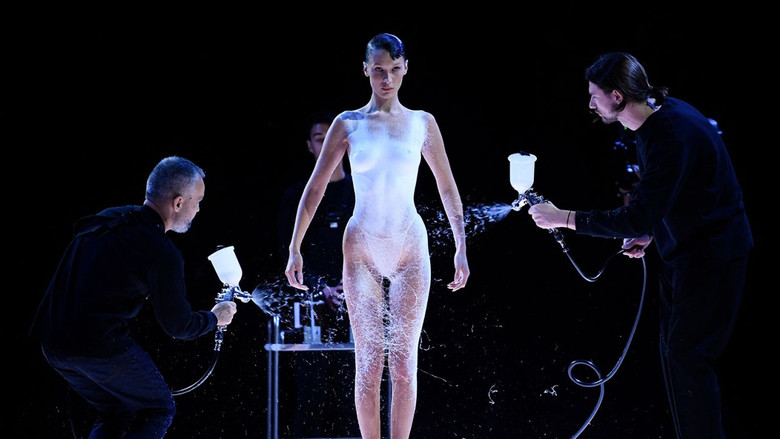 кадр из фильма Coperni : le couple qui révolutionne la mode