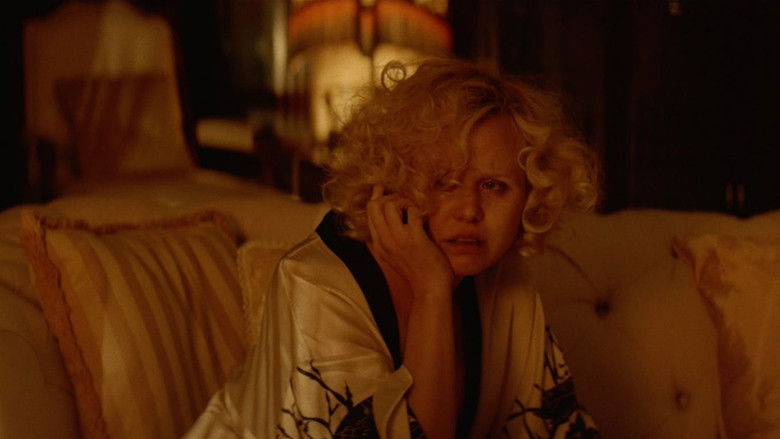 кадр из фильма Woman in Deep