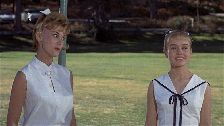 кадр из фильма 13 Frightened Girls