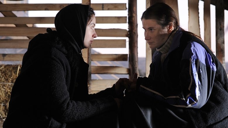 кадр из фильма За холмами