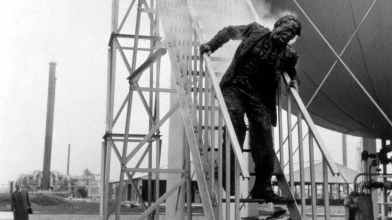 кадр из фильма Куотермасс 2