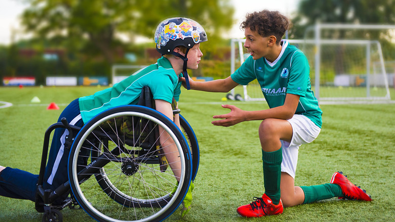 кадр из фильма Боец