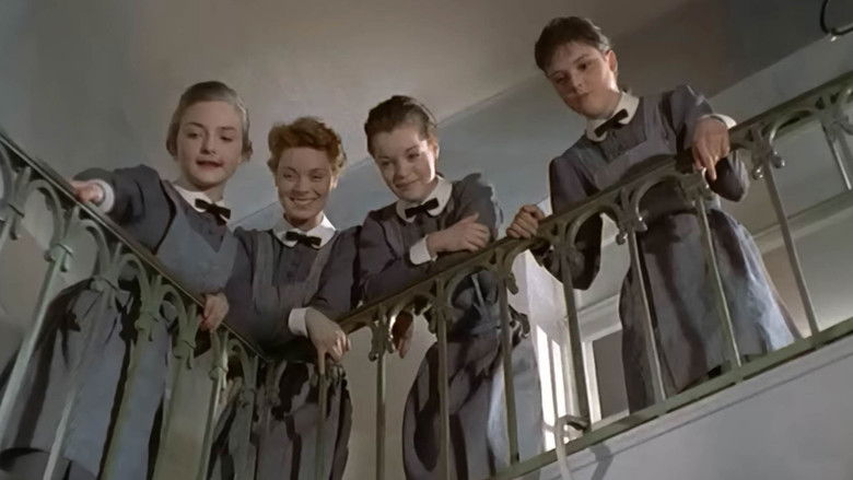 кадр из фильма Девушки в униформе