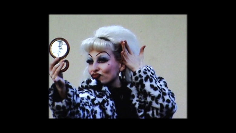 кадр из фильма Miss Rimbombanzia doing her makeup in Avenida de los Poblados, 173