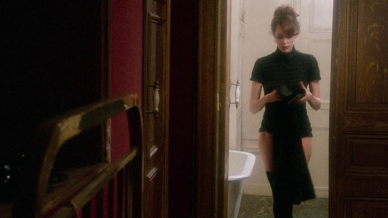 кадр из фильма Эмануэль 77