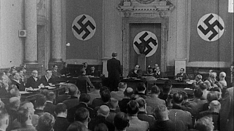 кадр из фильма Les Tribunaux d'Hitler