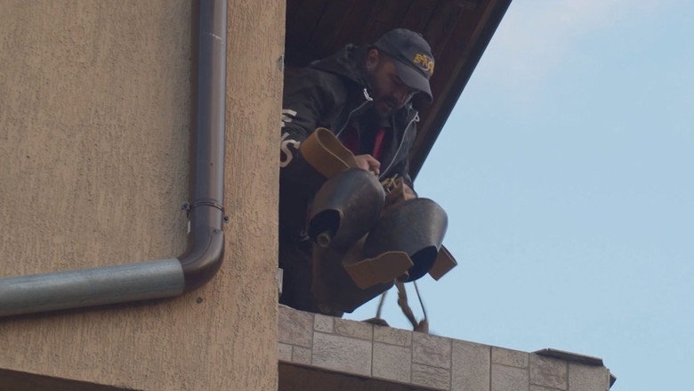 кадр из фильма Под кожите