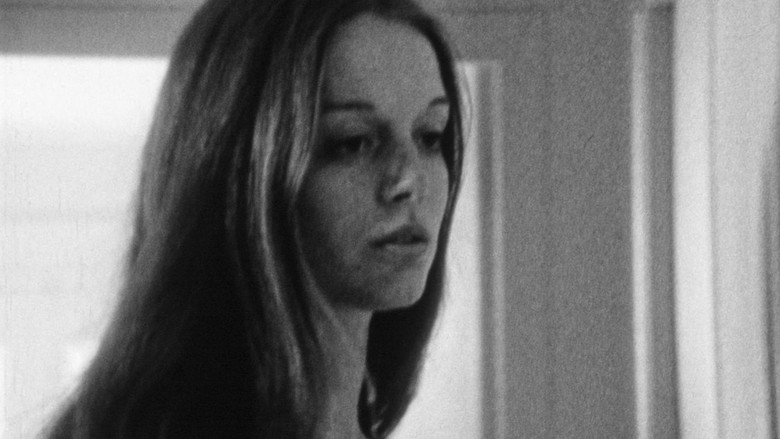 кадр из фильма L'Enfant aimé ou Je joue à être une femme mariée