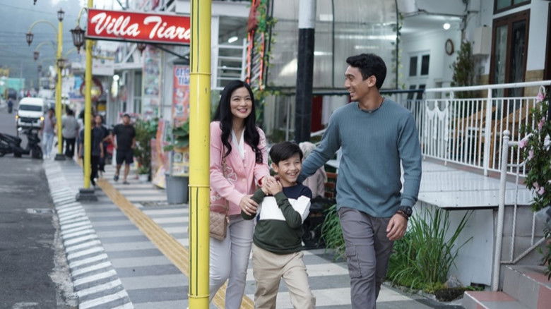 кадр из фильма Air Mata di Ujung Sajadah 2