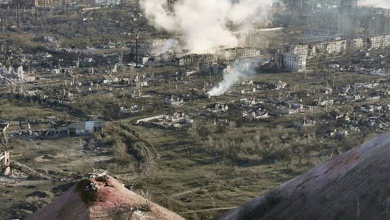 кадр из фильма 2000 Meters to Andriivka