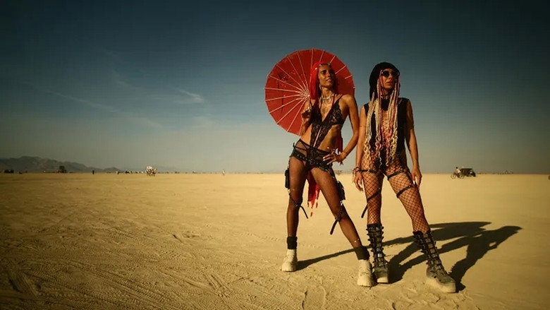 кадр из фильма Burning Man, le désert de tous les possibles
