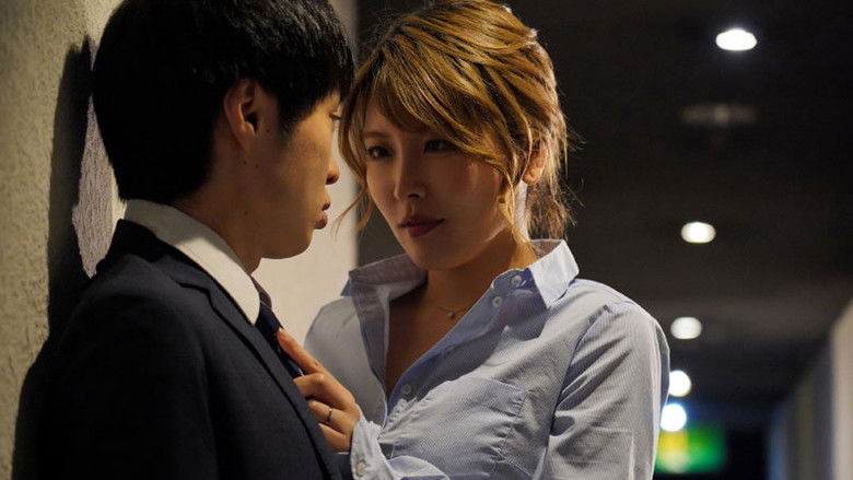 кадр из фильма 今日からキミは、私の言いなり童貞ペットね。 美人女上司に弱みを握られてしまった僕は、都合のイイ肉玩具として飼いならされて…。 新村あかり