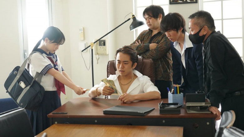 кадр из фильма MIAA738 お年玉3000円握りしめてお母さんの借金の身代わりに幼いマ●コを差し出す少女。 工藤ララ