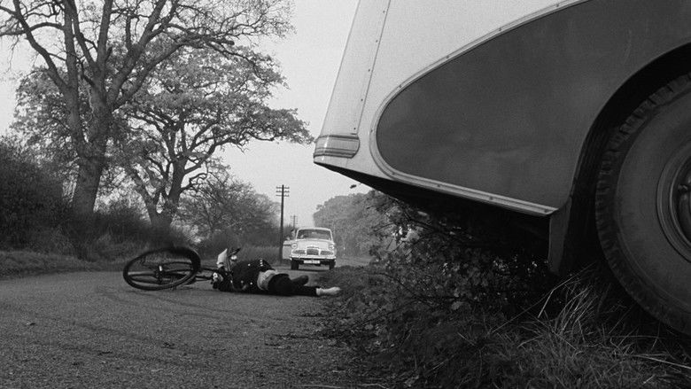 кадр из фильма Деревня проклятых