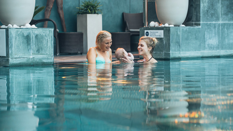 кадр из фильма Этажом ниже