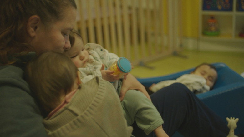 кадр из фильма Crèches, razzia sur les bébés