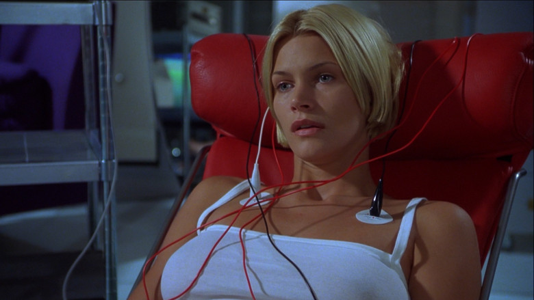 кадр из фильма Особь 2