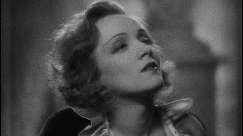 кадр из фильма Обесчещенная