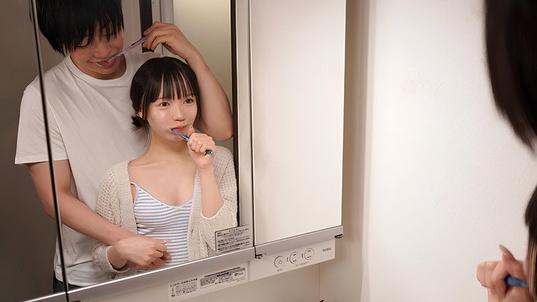 кадр из фильма 「ゴムなくなっちゃった…生でもいいよ」終電なくなり後輩女子社員の部屋に… 無防備すぎる部屋着とナマ脚に興奮した僕は妻ともしたことない人生初中出し 一晩中モウレツにハメ狂った…