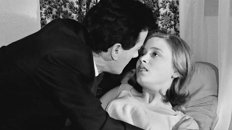 кадр из фильма Οι Κυρίες Της Αυλής