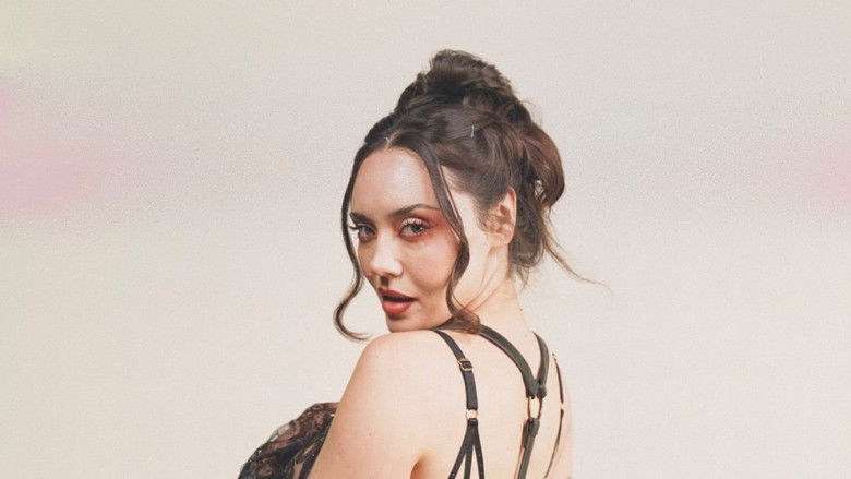 кадр из фильма Backdoor Charms